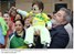 Presidente Lula é recebido por populares na chegada ao hotel, em Punta Arenas.