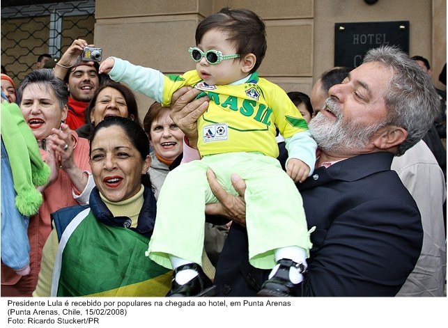 Presidente Lula é recebido por populares na chegada ao hotel, em Punta Arenas.
