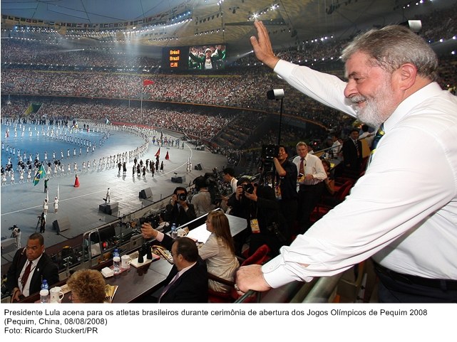 Presidente Lula acena para atletas brasileiros durante abertura dos Jogos Olímpicos de Pequim 2008.