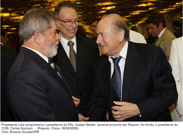 Presidente Lula cumprimenta o presidente da Fifa, Joseph Blater, durante encontro em Pequim.