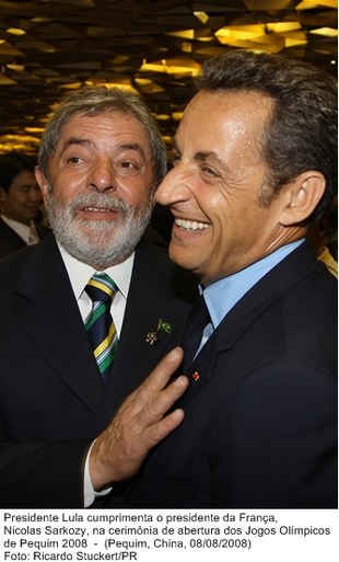 Presidente Lula cumprimenta o presidente da França, Nicolas Sarcoky, na cerimônia de abertura dos Jogos Olimpicos.