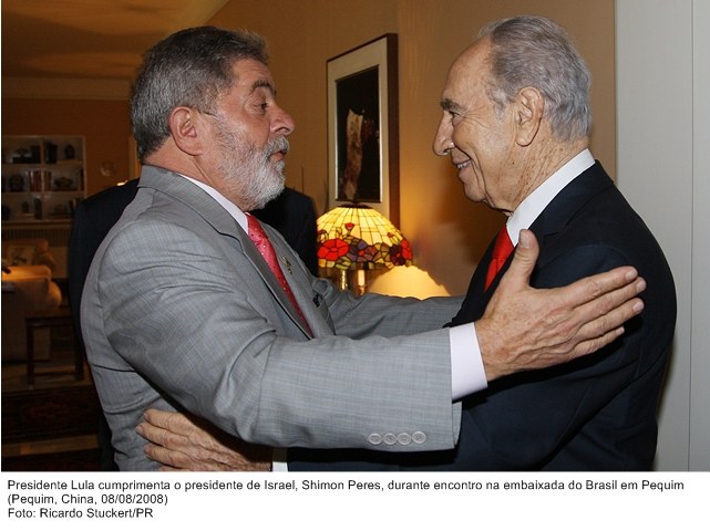 Presidente Lula cumprimenta o presidente de Israel, Shimon Peres, durante encontro na embaixada do Brasil em Pequim.