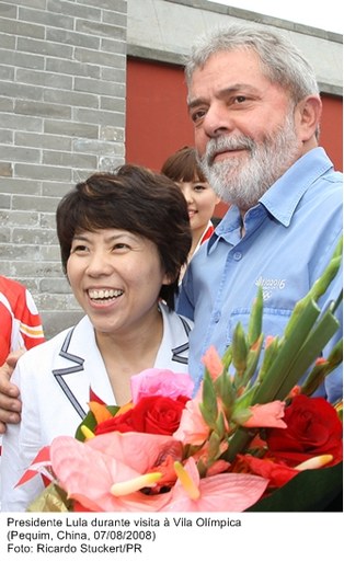 Presidente Lula durante visita à Vila Olímpica.