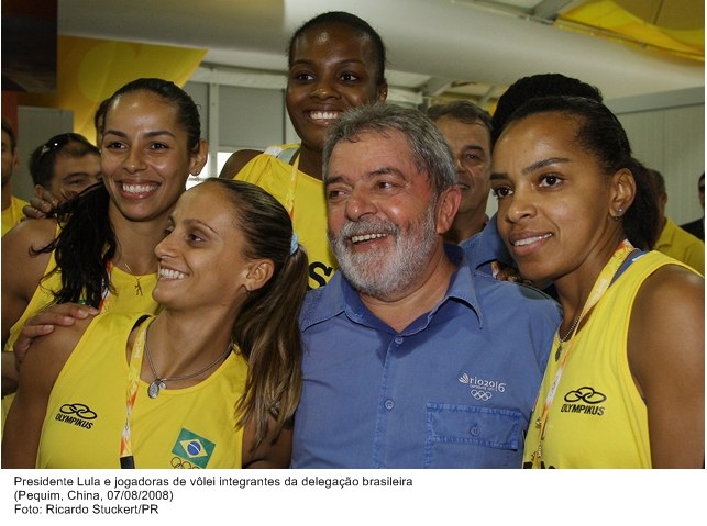 Presidente Lula e as jogadoras de vôlei integrantes da seleção brasileira.
