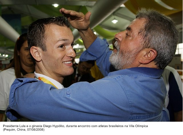 Presidente Lula e o ginasta Diego Hypólito, durante encontro com atletas brasileiros na Vila Olímpica.