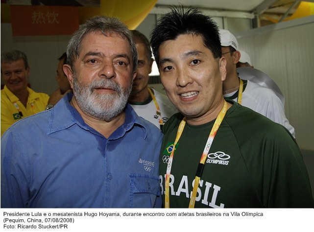 Presidente Lula e o mesatenista Hugo Hoyama durante encontro com atletas brasileiros na Vila Olímpica.