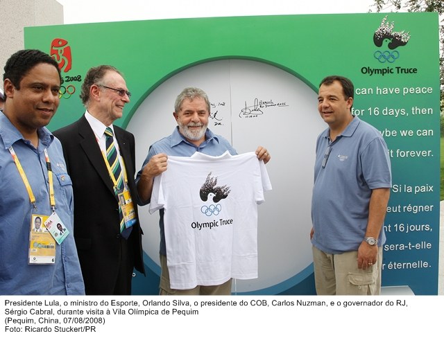 Presidente Lula, o ministro Orlando Silva, o presidente do COB, Carlos Nuzman e o governador do Rio de Janeiro, Sérgio Cabral, durante visita à vila Olimpica.