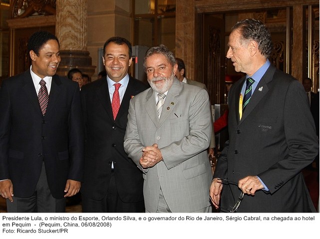 Presidente Lula, o ministros Orlando Silva e o governador do Rio de Janeiro Sérgio Cabral, na chega ao hotel em Pequim.