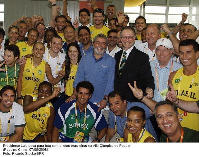 Presidente Lula posa para foto com atletas brasileiros na Vila Olímpica em Pequim.