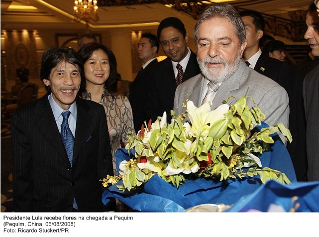 Presidente Lula recebe flores na chegada a Pequim.
