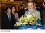 Presidente Lula recebe flores na chegada a Pequim.