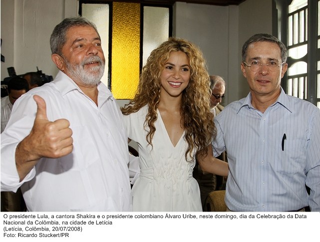 Presidente Lula, a cantora Shakira e o presidente da Colômbia, Álvaro Uribe, na celebração da Data Nacional da Colômbia, em Letícia.