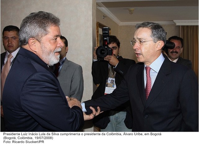 Presidente Lula cumprimenta o presidente da Colômbia, Álvaro Uribe, em Bogotá.
