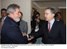 Presidente Lula cumprimenta o presidente da Colômbia, Álvaro Uribe, em Bogotá.
