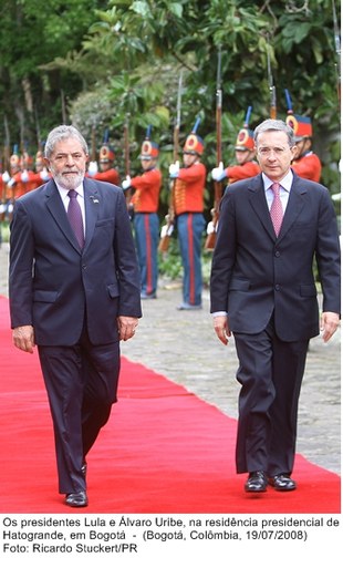 Presidente Lula e Álvaro Uribe, na residência presidencial de Hatogrande, em Bogotá.
