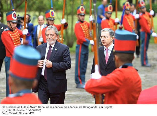 Presidente Lula e o president da Colômbia, Álvaro Uribe, na residência presidencial de Hatogrande, em Bogotá.