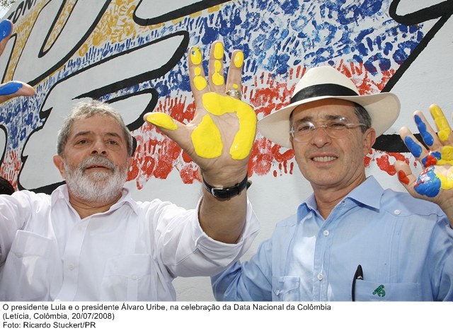 Presidente Lula e o presidente Álvaro Uribe, na celebração da Data Nacional da Colômbia.