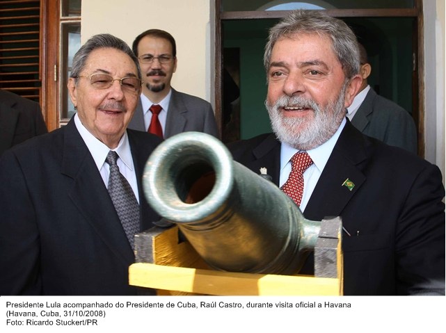 Presidente Lula, acompanhado do presidente de Cuba, Rául Castro, durante visita oficial a Havana.
