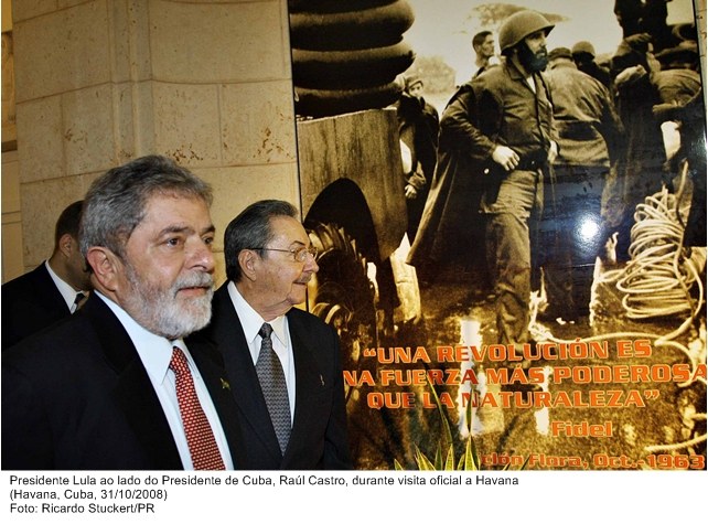 Presidente Lula ao lado do presidente de Cuba, Rául Castro, durante visita oficial a Havana.