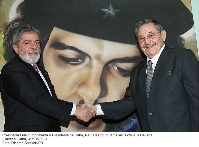 Presidente Lula cumprimenta o presidente de Cuba, Rául Castro, durante visita oficial a Havana.