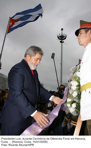 Presidente Lula durante cerimônia de oferenda floral, em Havana.