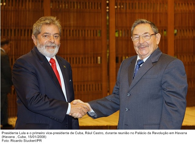 Presidente Lula e o primeiro vice-presidente de Cuba, Rául Castro, duarante reunião no Palácio da Revolução em Havana.