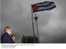 Presidente Lula observa a bandeira cubana em visita a Havana.