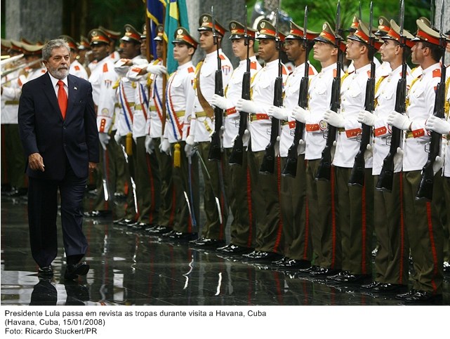 Presidente Lula passa em revista as tropas durante visita em Havana, Cuba.