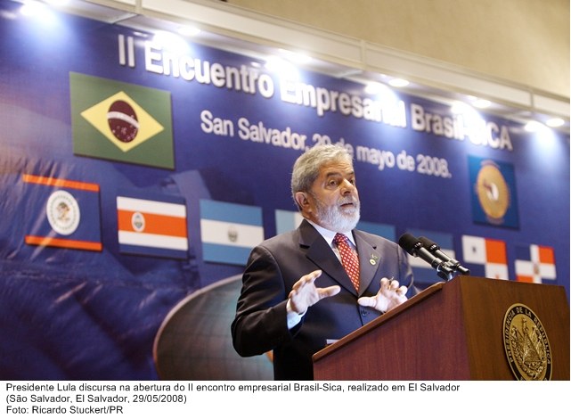 Presidente Lula discursa na abertura do II Encontro Empresarial Brasil - Sica, realizado em El Salvador.