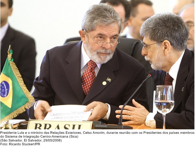 Presidente Lula e o ministro Celso Amorim, na reunião com os presidentes dos países membros do Sistema de Integração Centro-Americana (sica).