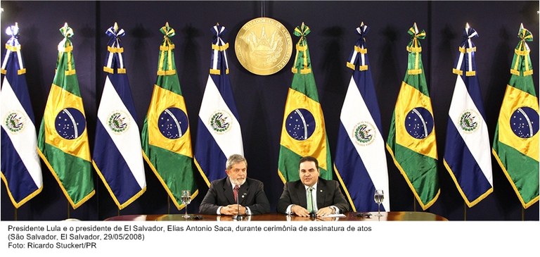 Presidente Lula e o presidente de El Salvador, Elias Antonio Saca, durante cerimônia de assinatura de atos.