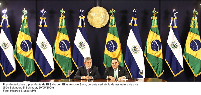 Presidente Lula e o presidente de El Salvador, Elias Antonio Saca, durante cerimônia de assinatura de atos.