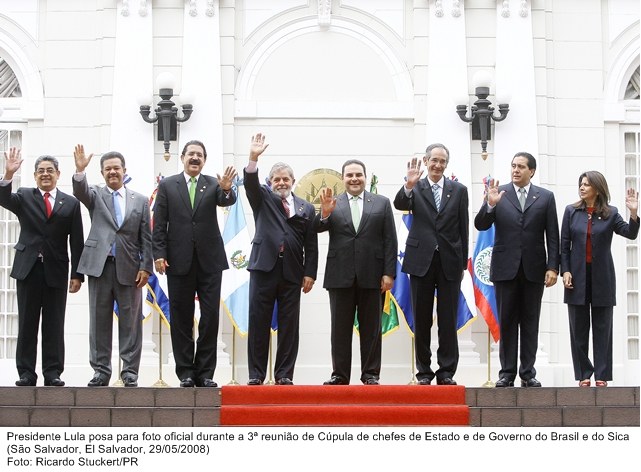 Presidente Lula posa para foto oficial durante a  3ª Reunião de Cúpula de Chefes de Estado e de Governo do Brasil e do Sica.