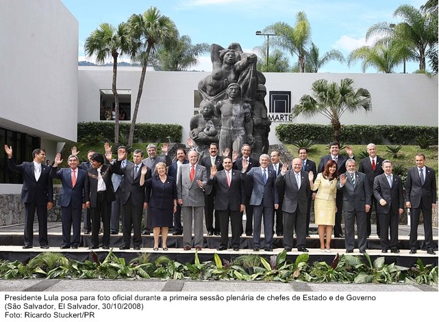 Presidente Lula posa para foto oficial durante a primeira sessão plenária de chefes de estado e de governo.