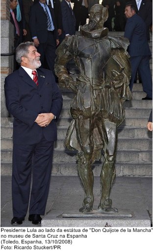 Presidente Lula ao lado da estátua de Don Quijote de La Mancha no museu de Santa Cruz na Espanha.