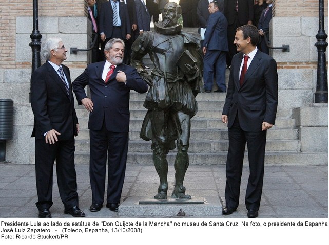 Presidente Lula ao lado da estátua de Don Quijote de La Mancha, no Museu de Santa Cruz. Na foto o presidente da Espanha, José Luís Zapatero.