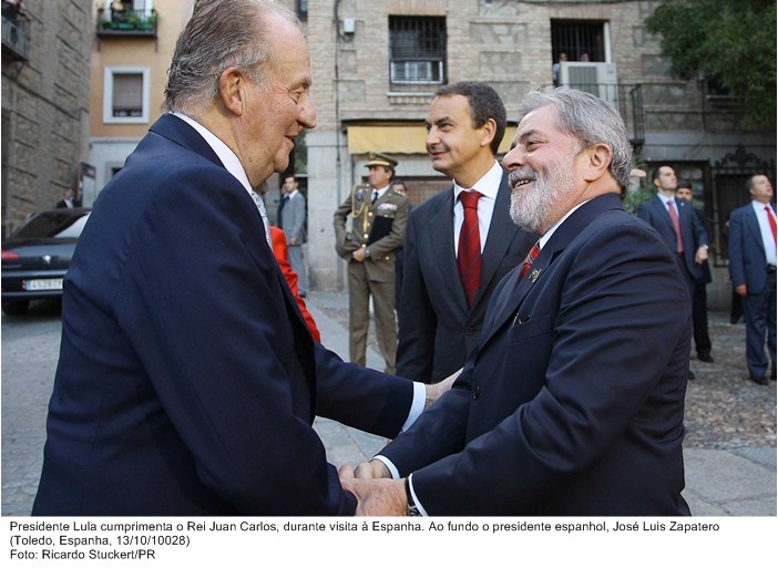 Presidente Lula cumprimenta o Rei Juan Carlos, durante visita à Espanha. Ao fundo o presidente espanhol, José Luís Zapatero.