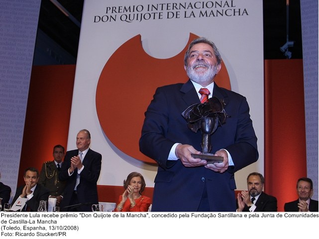 Presidente Lula recebe o Prêmio Don Quijote de La Mancha, concedido pela Fundação Santillana e Junta de Comunidades de Castilla-La Mancha.