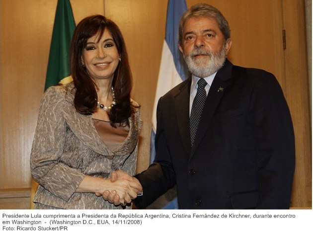 Presidente Lula cumprimenta a presidente da Argentina, Cristina F. Kirchner, durante encontro em Washington.