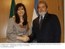 Presidente Lula cumprimenta a presidente da Argentina, Cristina F. Kirchner, durante encontro em Washington.
