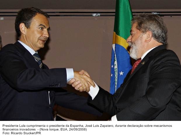 Presidente Lula cumprimenta o presidente da Espanha, José Luiz Zapatero, durante declaração sobre mecanismos financeiros inovadores.