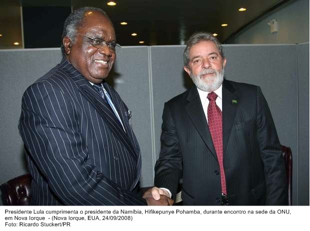 Presidente Lula cumprimenta o presidente da Namíbia, Hifikepunye Pohamba, durante encontro na sede da ONU, em Nova Iorque.