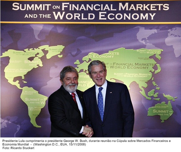 Presidente Lula cumprimenta o presidente George W.Bush durante reunião da Cúpula sobre Mercados Financeiros e Economia Mundial.
