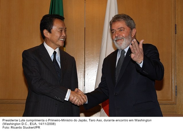 Presidente Lula cumprimenta o primeiro-ministro do Japão, Taro Aso, durante encontro em Washington.