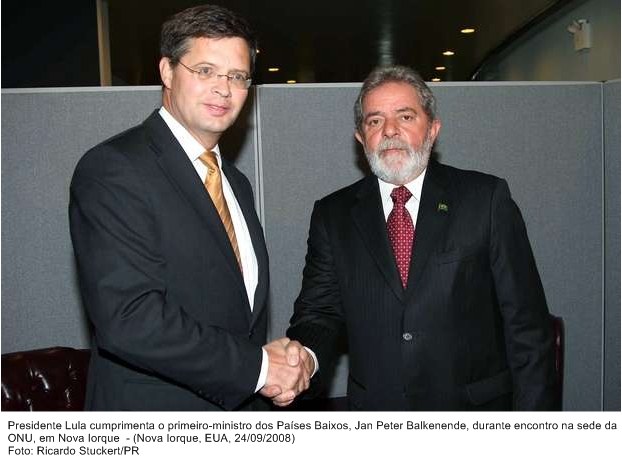 Presidente Lula cumprimenta o primeiro-ministro dos Países Baixos, Jan Peter Balkenende, durante encontro na sede da ONU, em Nova Iorque.