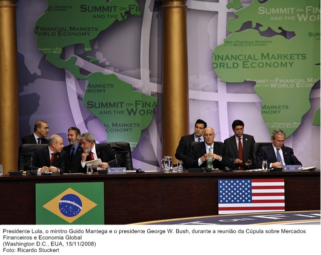 Presidente Lula e o ministro Guido Mantega, durante reunião de Cúpula sobre Mercados Financeiros e Economia Mundial.