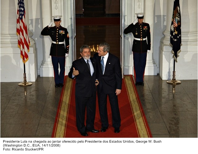 Presidente Lula na chegada ao jantar oferecido pelo presidente dos EUA, George W. Bush.
