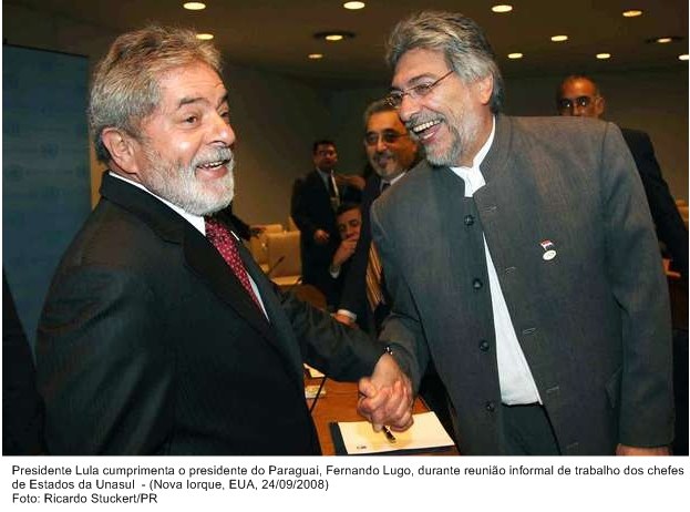 Presidete Lula cumprimenta o presidente do Paraguai, Fernando Lago, durante reunião informal de trabalho do Chefes de Estado da Unasul.