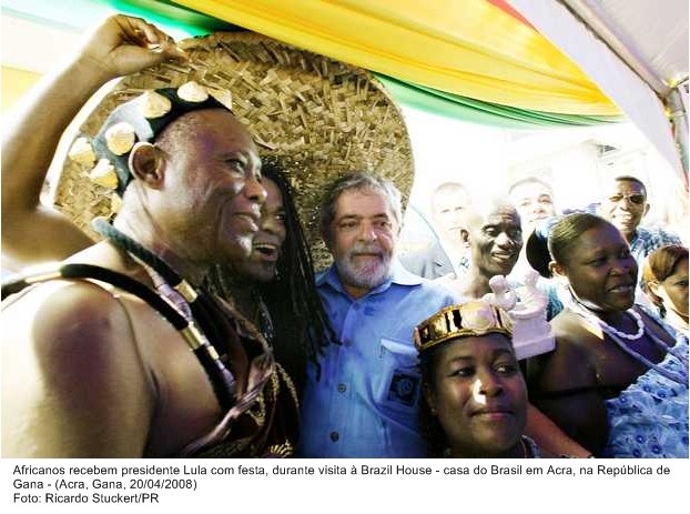 Presidente Lula é recebido com festa na Casa do Brasil em Acra, República de Gana.