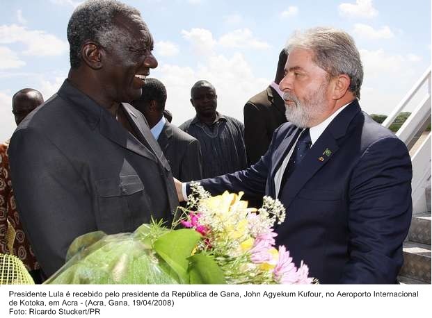 Presidente Lula é recebido pelo presidente da República de Gana, John Agyekum Kufour, no aeroporto Internacional de Kotoka, em Acra.